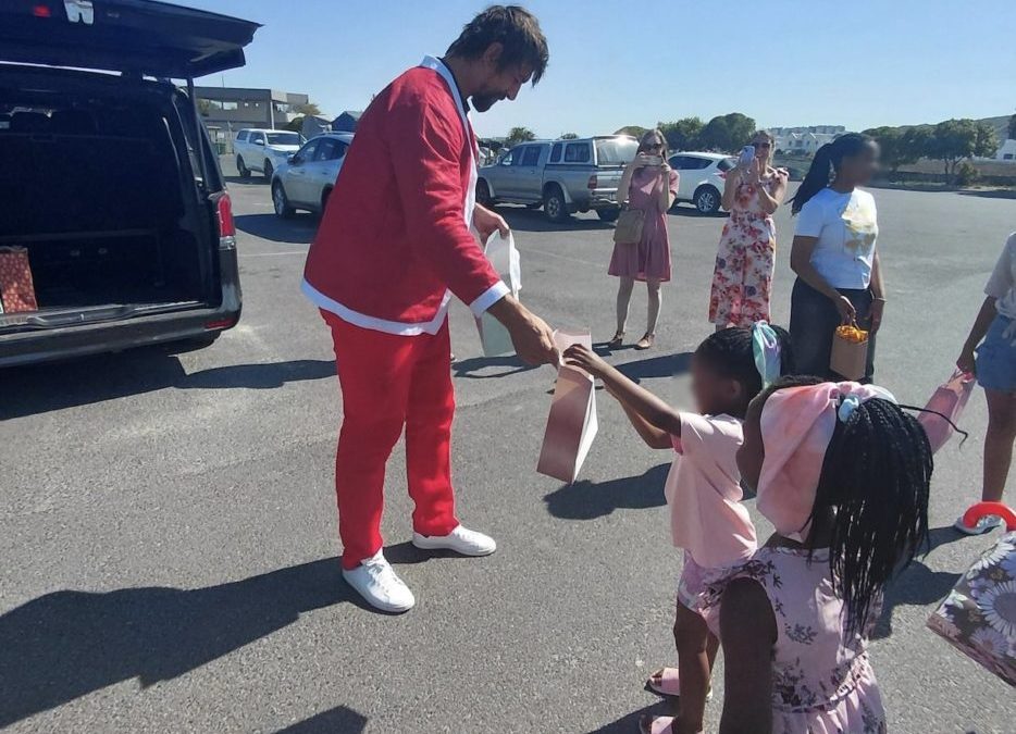 Eben Etzebeth Santa 2